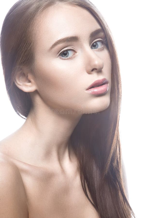 Menina bonita com uma composição clara do Nude e um cabelo louro Face da beleza fotos de stock royalty free Menina bonita com uma composição clara do Nude e um cabelo louro Face da beleza fotos de stock royalty free