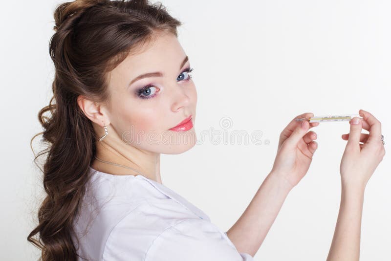 Menina bonita da enfermeira com termômetro imagem de stock Menina bonita da enfermeira com termômetro imagem de stock