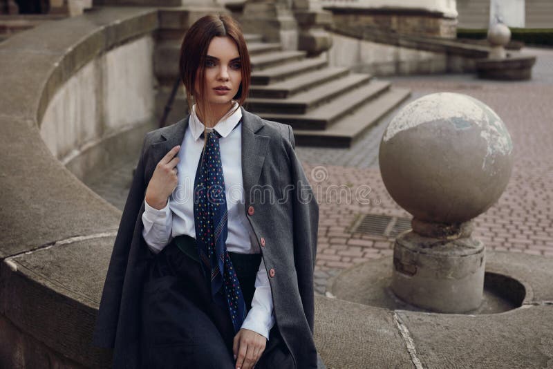 Menina bonita da forma na roupa elegante que levanta na rua fotografia de stock Menina bonita da forma na roupa elegante que levanta na rua fotografia de stock