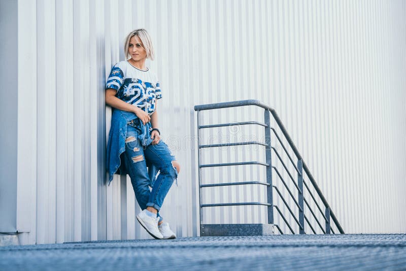 Menina bonita da imagem com cabelo branco curto Vestido nas calças de brim no estilo urbano Lugar para o texto imagem de stock Menina bonita da imagem com cabelo branco curto Vestido nas calças de brim no estilo urbano Lugar para o texto imagem de stock