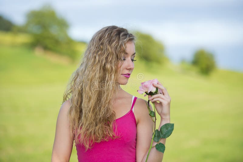 A menina bonita do adolescente com levantou-se foto de stock