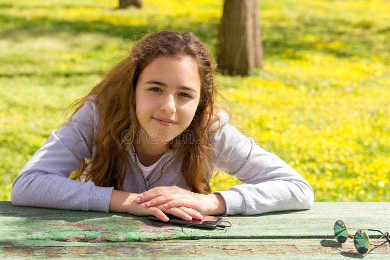 Menina bonita do adolescente no parque do ver?o fotos de stock royalty free Menina bonita do adolescente no parque do ver?o fotos de stock royalty free