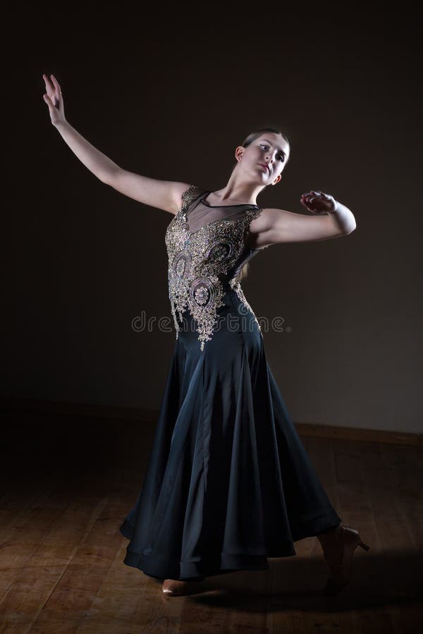 Menina bonita do dançarino no salão de baile isolado no fundo preto fotografia de stock royalty free Menina bonita do dançarino no salão de baile isolado no fundo preto fotografia de stock royalty free
