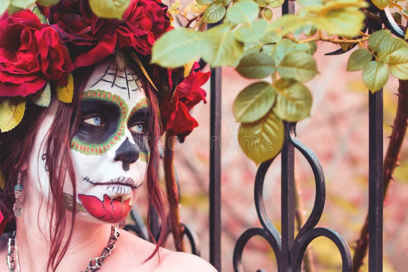Menina bonita do retrato ascendente próximo no crânio tradicional do açúcar de Calavera do mexicano da composição no fundo de uma foto de stock Menina bonita do retrato ascendente próximo no crânio tradicional do açúcar de Calavera do mexicano da composição no fundo de uma foto de stock
