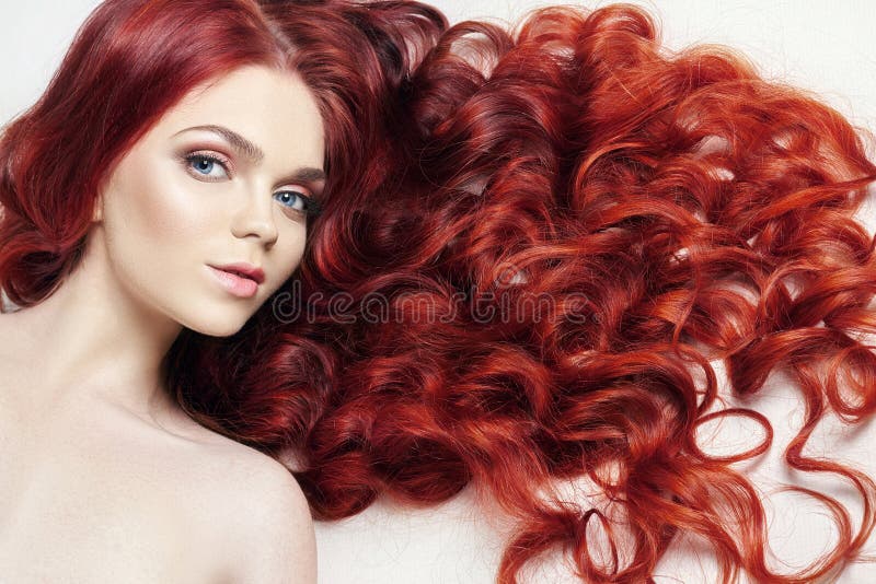 Menina Bonita sexy Do Ruivo Com Cabelo Longo Retrato Perfeito Da Mulher  No Fundo Preto Cabelo Lindo E Beleza Natural Dos Olhos Foto de Stock -  Imagem de senhora, beleza: 94328100