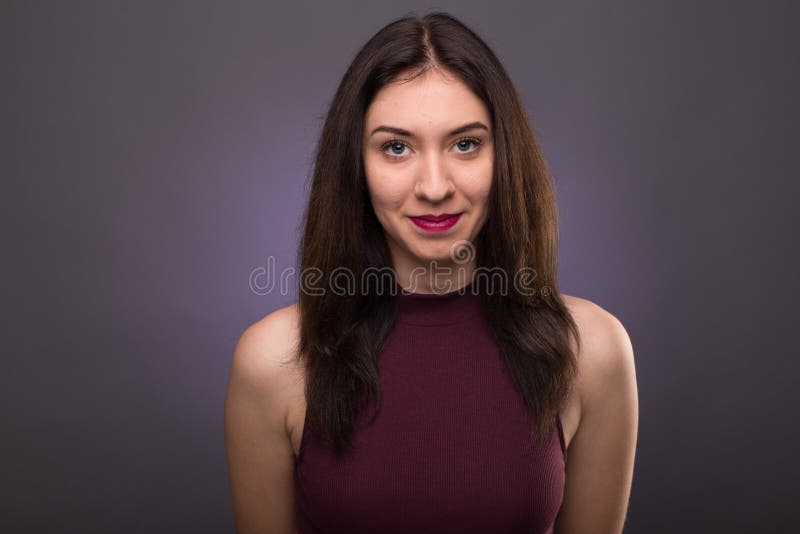 Menina bonita dos retratos no estúdio fotos de stock royalty free Menina bonita dos retratos no estúdio fotos de stock royalty free