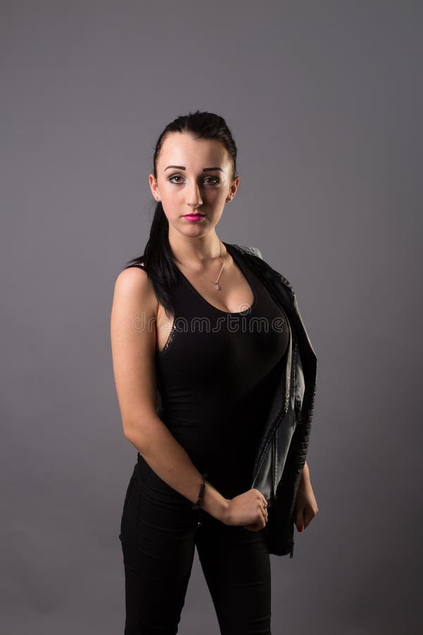 Menina bonita dos retratos no estúdio foto de stock Menina bonita dos retratos no estúdio foto de stock