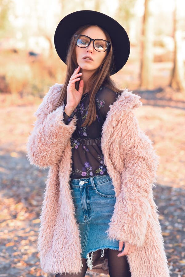Menina bonita em um revestimento cor-de-rosa elegante da Lama fotos de stock Menina bonita em um revestimento cor-de-rosa elegante da Lama fotos de stock