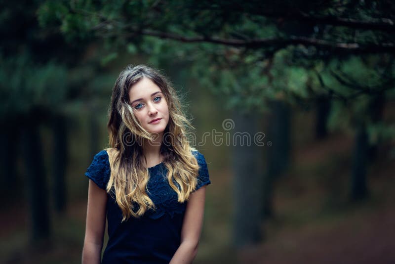 Menina bonita em uma floresta do pinho fotos de stock Menina bonita em uma floresta do pinho fotos de stock