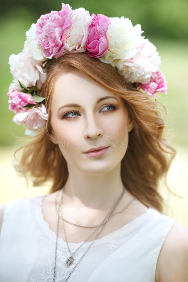 Garota Com Buquê De Peonias. Buquê De Peões. Entrega De Flores No Local De  Trabalho. Menina De Primavera Com Flores. Buquê Como Pr Foto de Stock -  Imagem de fundo, beleza: 172671828