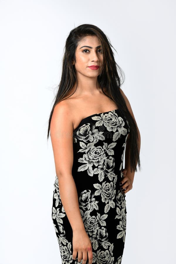 A menina bonita está estando no estilo fotos de stock A menina bonita está estando no estilo fotos de stock