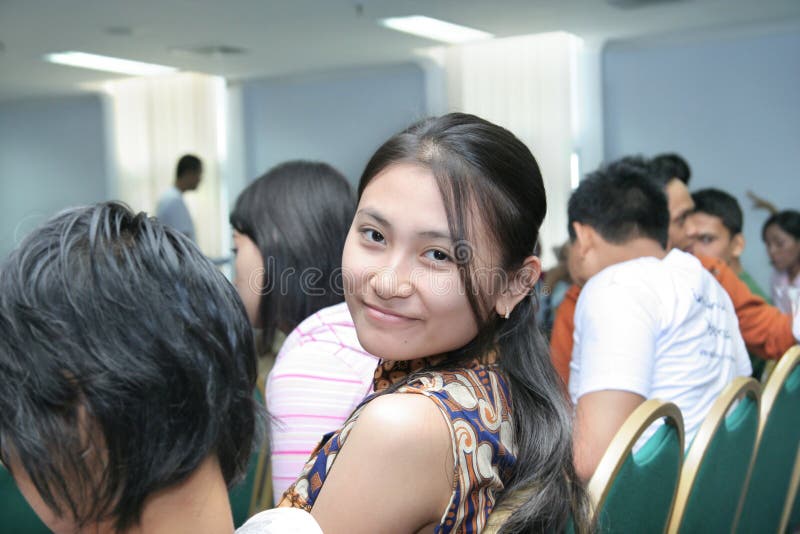 Linda rapariga na multidão foto de stock