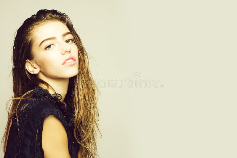 Menina bonita na veste preta fotos de stock royalty free Menina bonita na veste preta fotos de stock royalty free
