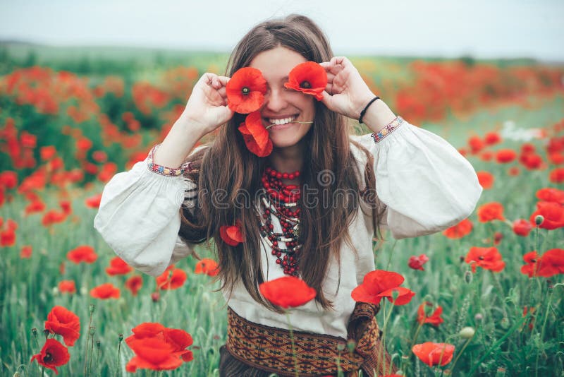 Menina bonita no campo da papoila imagens de stock Menina bonita no campo da papoila imagens de stock