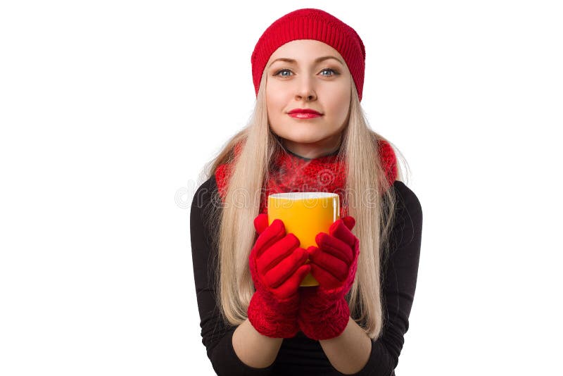 Menina bonita no chapéu vermelho com o copo da bebida quente em suas mãos foto de stock royalty free Menina bonita no chapéu vermelho com o copo da bebida quente em suas mãos foto de stock royalty free