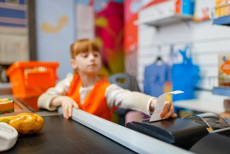 Menina Engraçada Que Salta No Trampolim, Centro De Jogo Imagem de Stock -  Imagem de playtime, brinquedo: 143531933