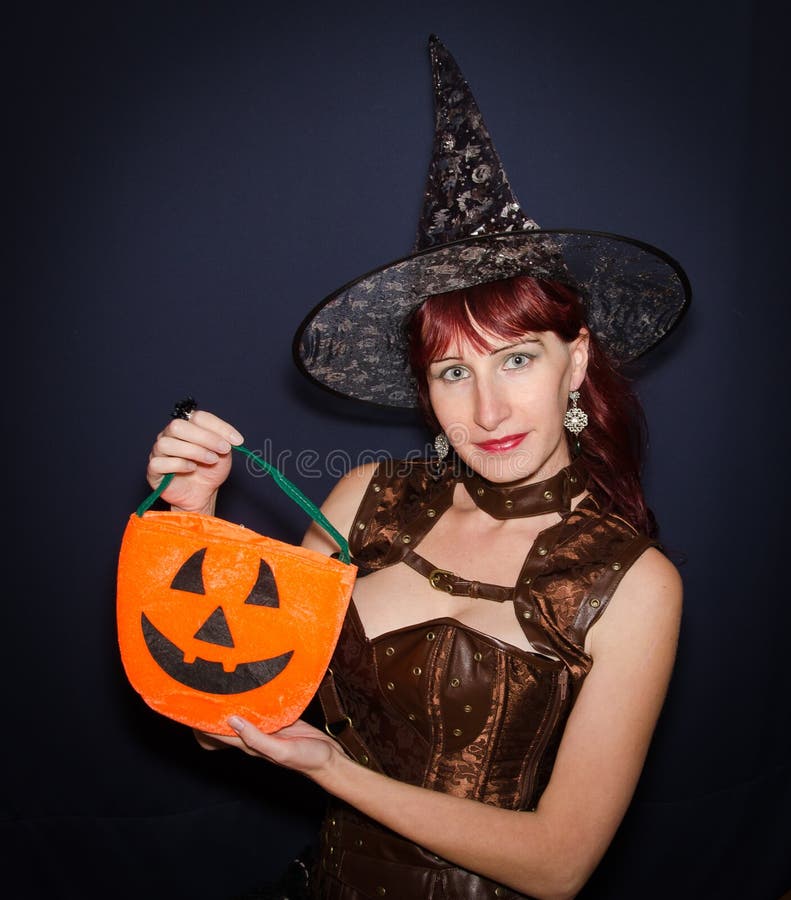 Bruxa bonita de Halloween imagem de stock. Imagem de mistério - 75787617