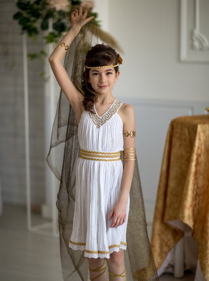 Menina bonita no vestido grego imagens de stock royalty free Menina bonita no vestido grego imagens de stock royalty free