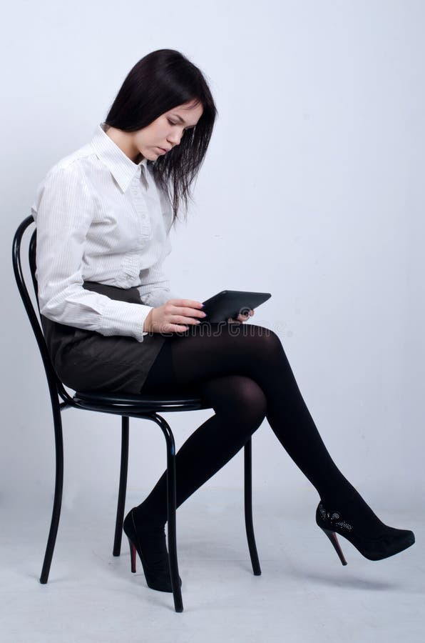 Jovem rapariga bonita com equipamento de escritório fotos de stock