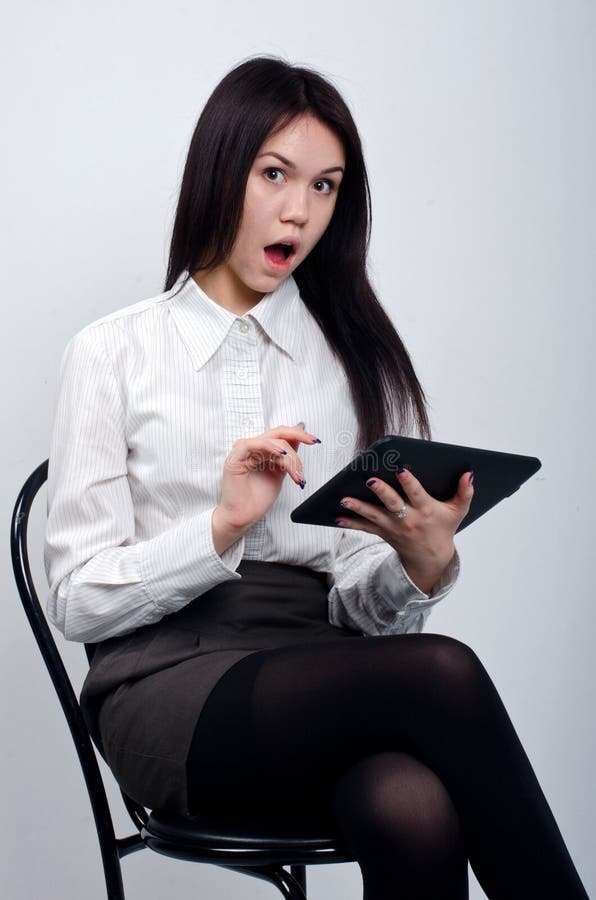 Jovem rapariga bonita com equipamento de escritório imagens de stock