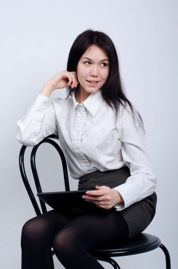 Jovem rapariga bonita com equipamento de escritório imagem de stock