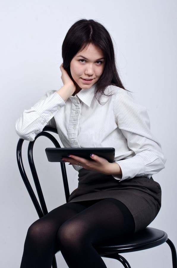 Jovem rapariga bonita com equipamento de escritório fotos de stock royalty free