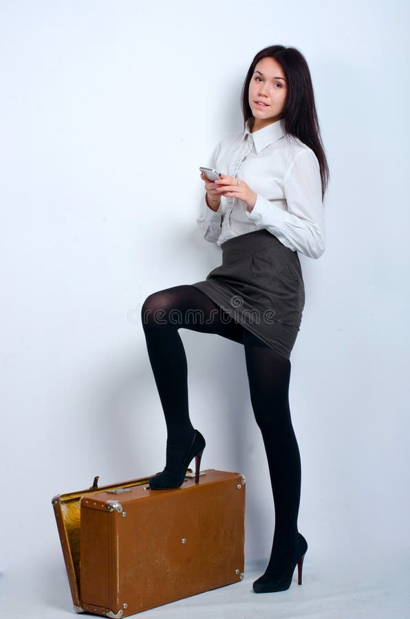 Jovem rapariga bonita com equipamento de escritório fotografia de stock