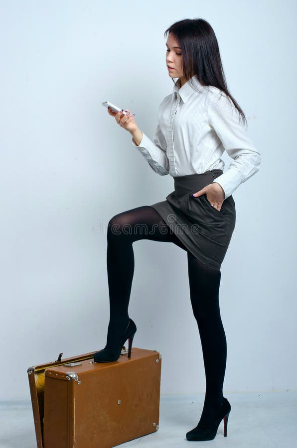 Jovem rapariga bonita com equipamento de escritório imagem de stock