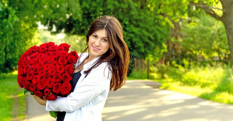 Menina bonita nova com flores foto de stock royalty free Menina bonita nova com flores foto de stock royalty free