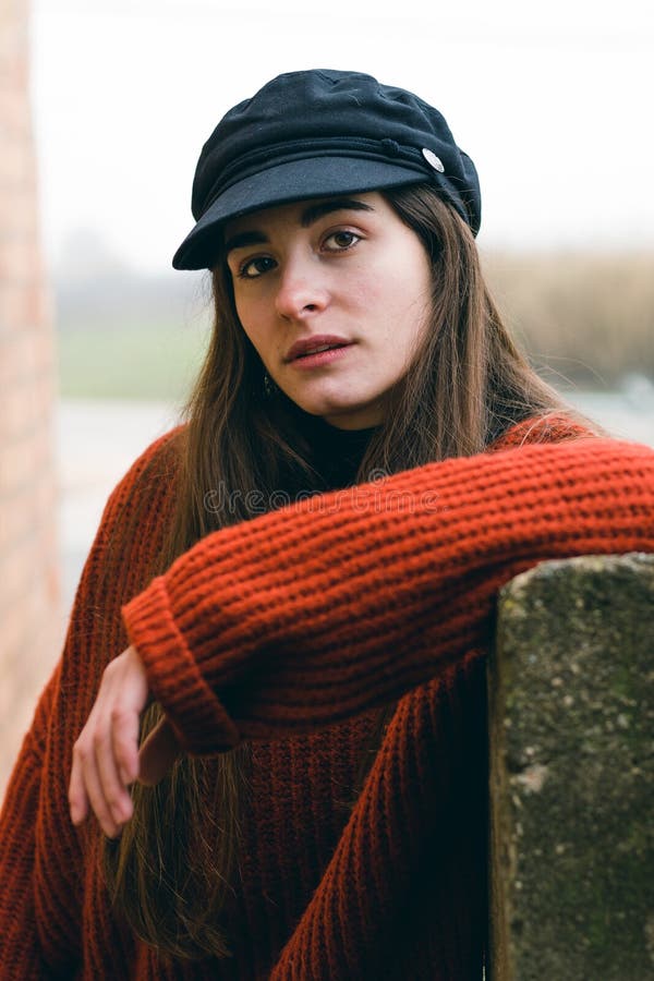 Perfil Bonito Assustado Da Mulher Que Olha Acima Na Obscuridade Vista  Comprimida Do Adolescente Cara Triste Através De Uma Janela Foto de Stock -  Imagem de abandonado, elevado: 140196454