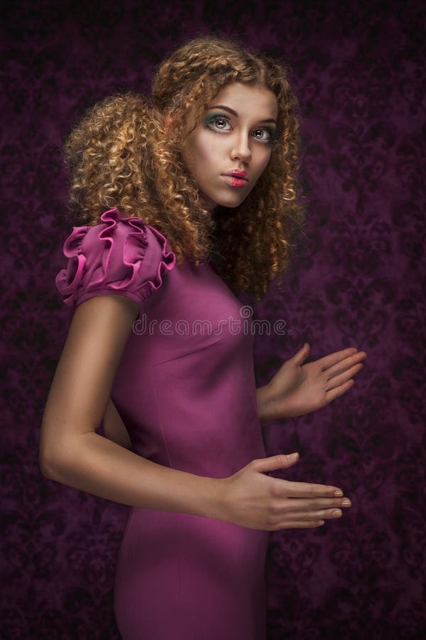 Menina bonita nova da boneca com cabelo encaracolado fotos de stock Menina bonita nova da boneca com cabelo encaracolado fotos de stock