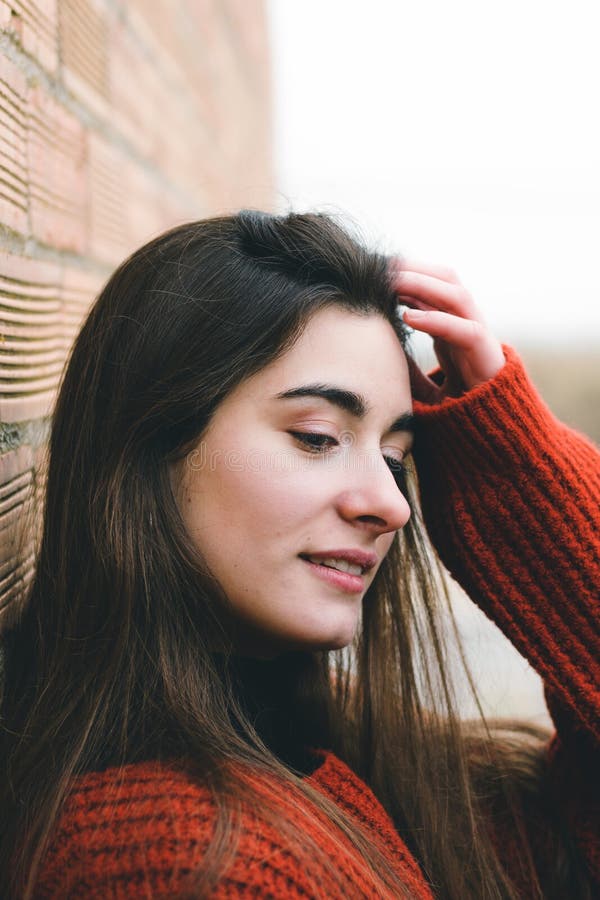 Perfil Bonito Assustado Da Mulher Que Olha Acima Na Obscuridade Vista  Comprimida Do Adolescente Cara Triste Através De Uma Janela Foto de Stock -  Imagem de abandonado, elevado: 140196454