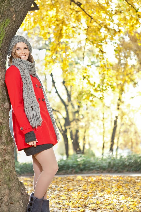 Menina bonita nova do outono imagem de stock royalty free Menina bonita nova do outono imagem de stock royalty free