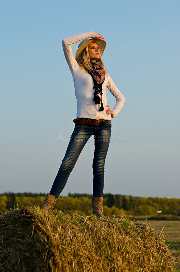 Uma jovem bonita na natureza fotografia de stock royalty free