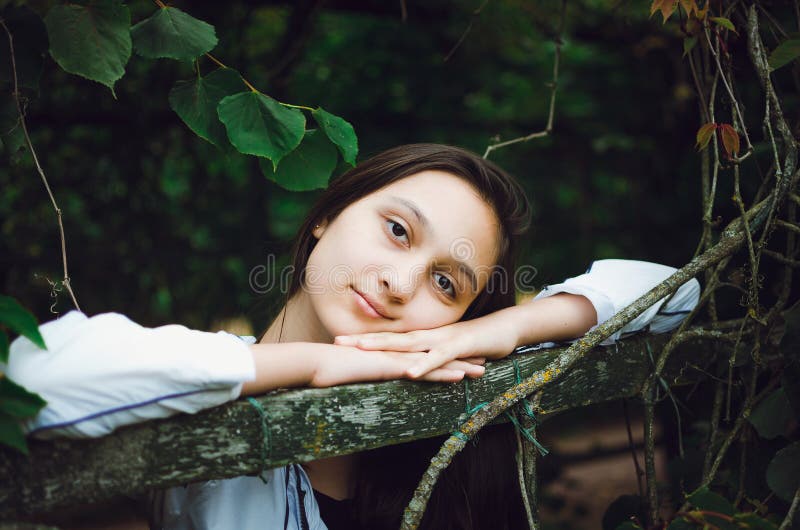 Menina bonita nova no fundo da natureza fotografia de stock royalty free Menina bonita nova no fundo da natureza fotografia de stock royalty free