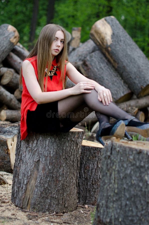 Jovem rapariga bonita no Parque foto de stock royalty free