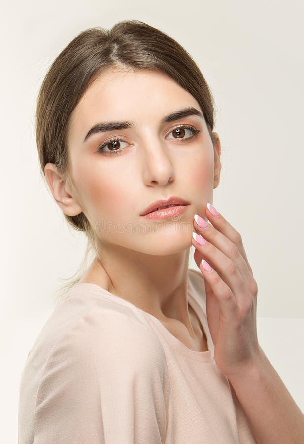 Menina bonita nova, retrato clássico no fundo branco Estilo do Nude, olhar macio fotos de stock Menina bonita nova, retrato clássico no fundo branco Estilo do Nude, olhar macio fotos de stock