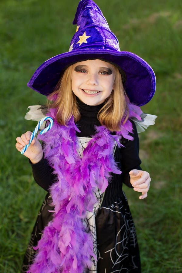 A Menina sexy Na Bruxa De Halloween Voa Na Vassoura Imagem de Stock -  Imagem de vôo, atrativo: 26274615