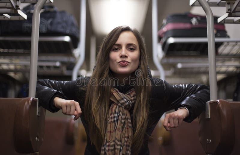 Menina bonita que envia um beijo através do trem foto de stock Menina bonita que envia um beijo através do trem foto de stock
