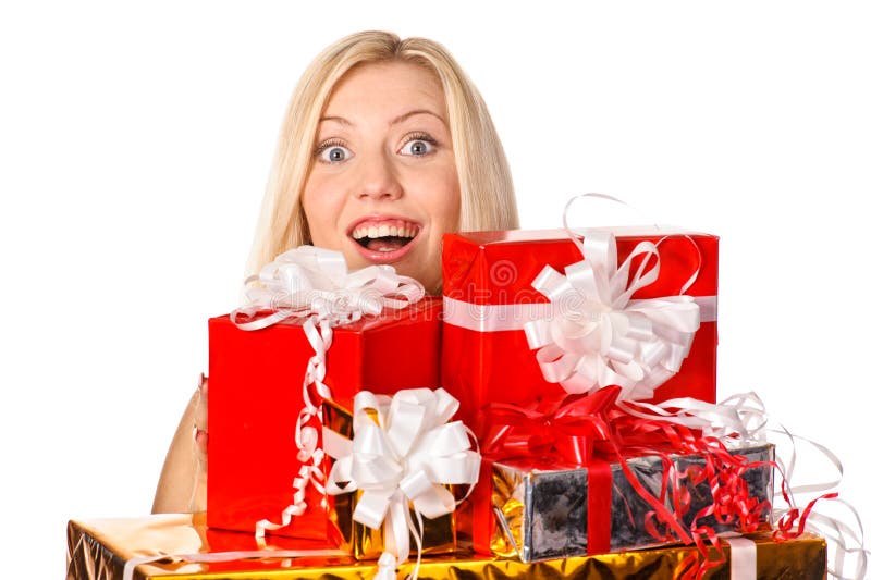 Menina bonita que esconde atrás dos presentes de Natal imagens de stock royalty free Menina bonita que esconde atrás dos presentes de Natal imagens de stock royalty free