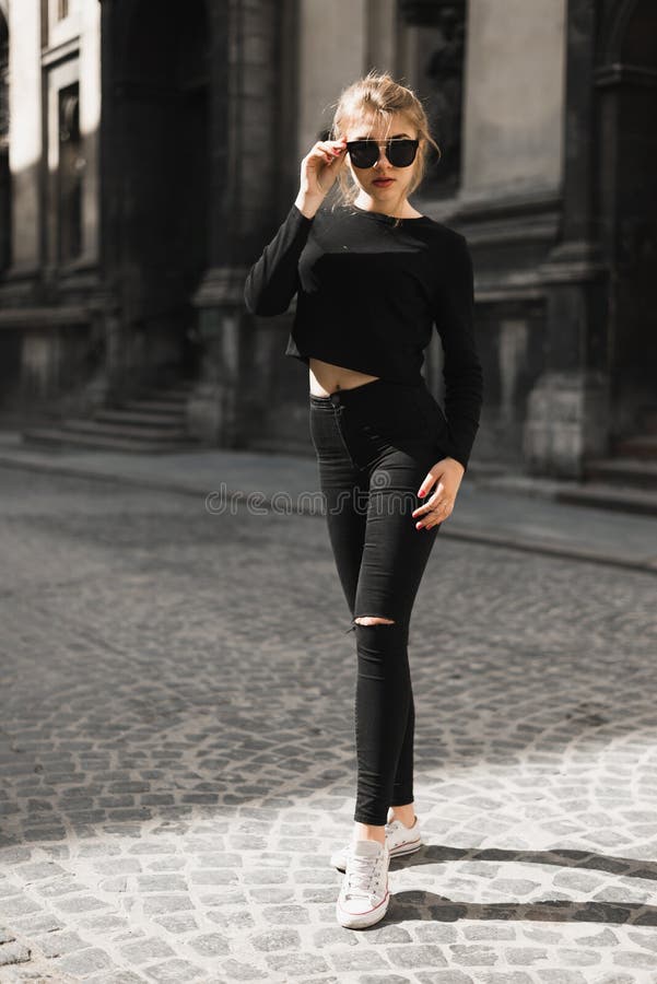 Menina bonita que levanta dentro na rua velha Conceito da juventude e da beleza imagem de stock Menina bonita que levanta dentro na rua velha Conceito da juventude e da beleza imagem de stock