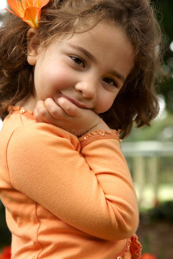 Menina bonita que sorri ao ar livre foto de stock royalty free Menina bonita que sorri ao ar livre foto de stock royalty free