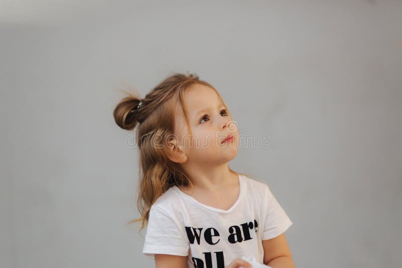Menina bonita que tem o divertimento na cidade nós somos todas as crianças imagem de stock Menina bonita que tem o divertimento na cidade nós somos todas as crianças imagem de stock