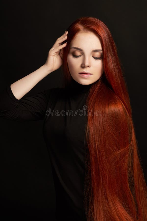 Menina Bonita sexy Do Ruivo Com Cabelo Longo Retrato Perfeito Da Mulher  No Fundo Preto Cabelo Lindo E Beleza Natural Dos Olhos Imagem de Stock -  Imagem de longo, fechamento: 94329037