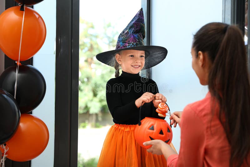 Equipamento De Cosplay. Fantasia De Bruxo Que Festa Do Halloween. Homem-alto,  Barba Branca Comemora Halloween. Velho Bruxeiro Mági Imagem de Stock -  Imagem de branco, cara: 218398871