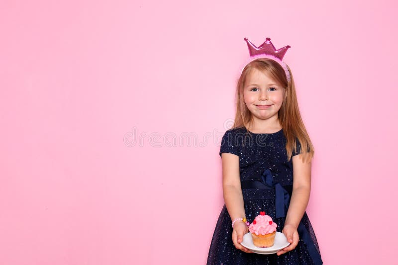 Bolo Cor-de-rosa Bonito Com Uma Coroa Na Tabela Ao Aniversário Para Uma  Princesa Imagem de Stock - Imagem de bebê, azul: 97248887