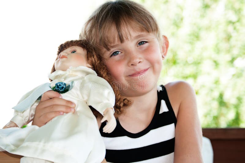 Menina bonito e boneca fotografia de stock Menina bonito e boneca fotografia de stock
