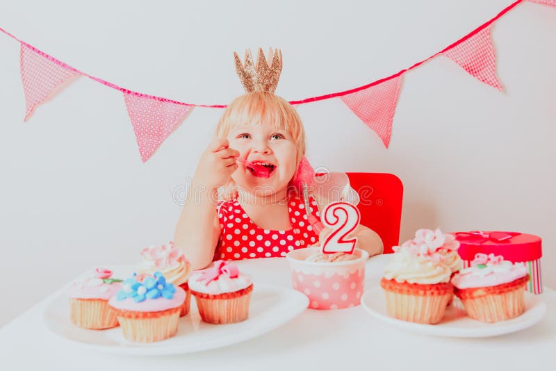 1,917 Fotos de Stock de Bolo De Aniversário Cor De Rosa Com Uma Princesa -  Fotos de Stock Gratuitas e Sem Fidelização a partir da Dreamstime