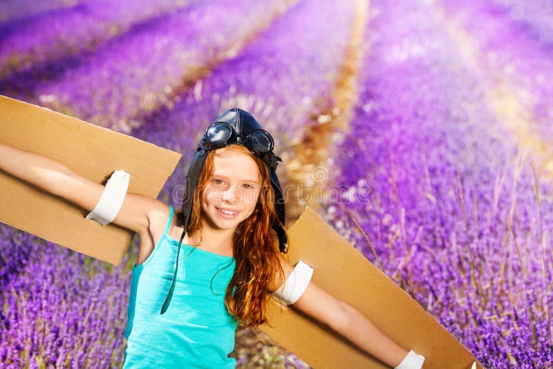 Menina bonito no traje piloto contra o campo da alfazema fotografia de stock Menina bonito no traje piloto contra o campo da alfazema fotografia de stock