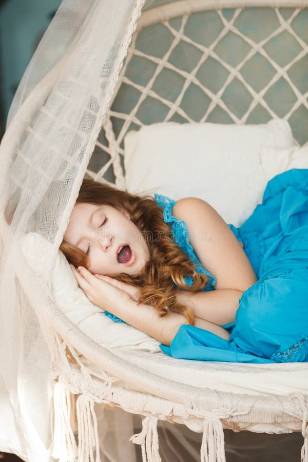 Menina bonito pequena que dorme no balanço imagem de stock Menina bonito pequena que dorme no balanço imagem de stock